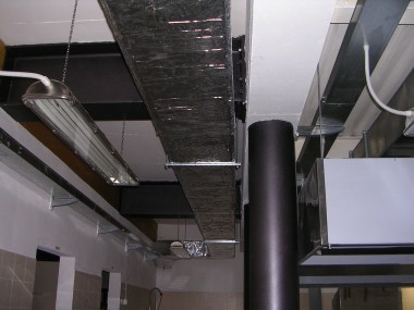 CORPI ILLUMINANTI IN ACCIAIO INOX E VETRO DI PROTEZIONE ADATTI PER CUCINE